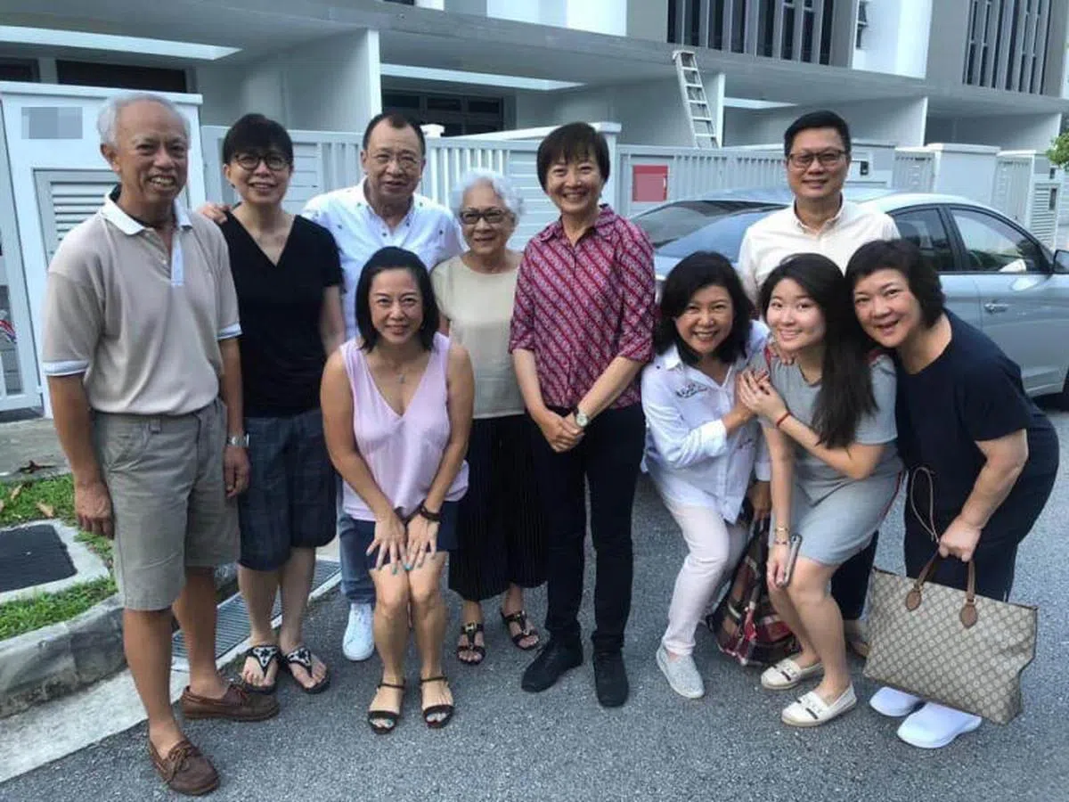  香港资深男演员许绍雄（后排左三）和家人定居狮城，与义顺集选区议员李美花及其他居民合照。（取自面簿） 