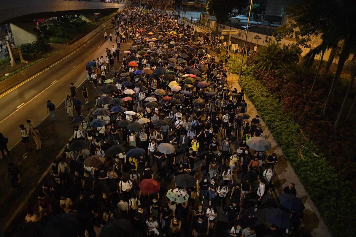  入夜后部分示威者转往政府总部所在的金钟地区抗议。（法新社） 