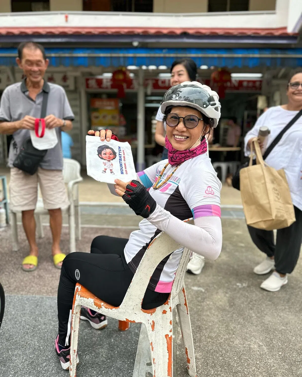 选民收到吴诗琪送出的小布袋。（取自Gho Sze Kee脸书）