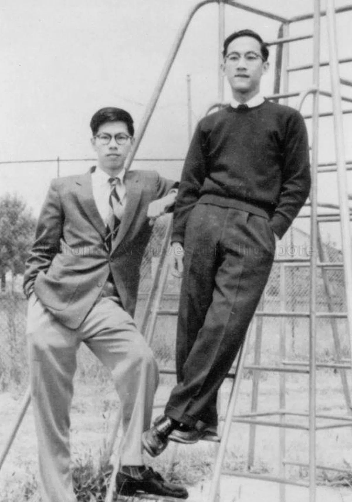  王鼎昌在阿德莱德与同学拍照时也喜欢将手插进口袋里，同学也一样。（国家档案馆） 