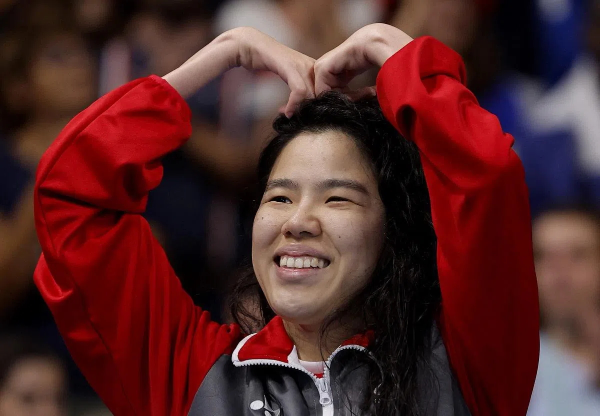 叶品秀在领奖时“比心”。（路透社）