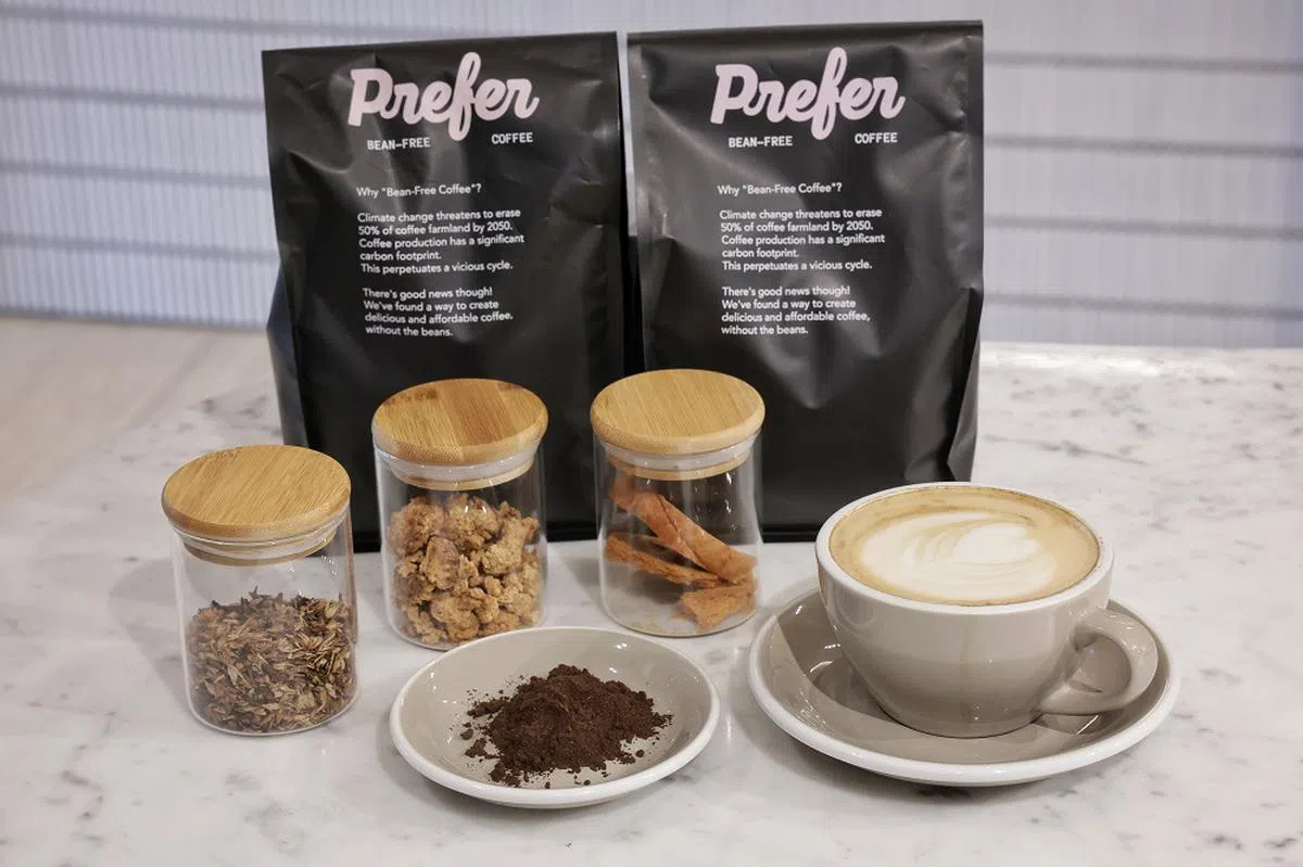 三个玻璃罐内，装的是Prefer咖啡的三大原料，（左起）麦糟、黄豆渣和过期的面包。（海峡时报）