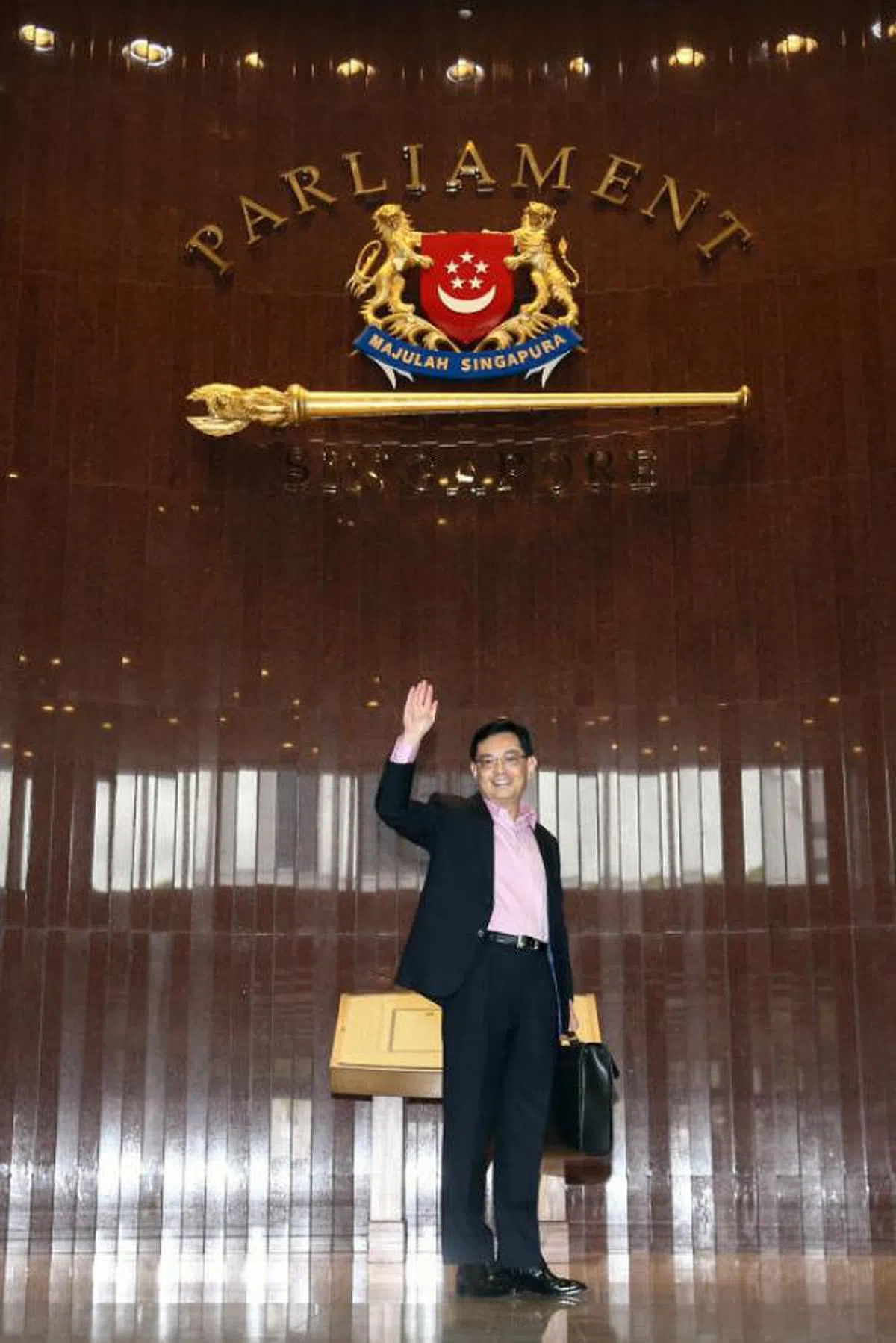  财政预算日（2月18日），副总理兼财政部长王瑞杰抵达国会时向媒体问好。（联合早报） 