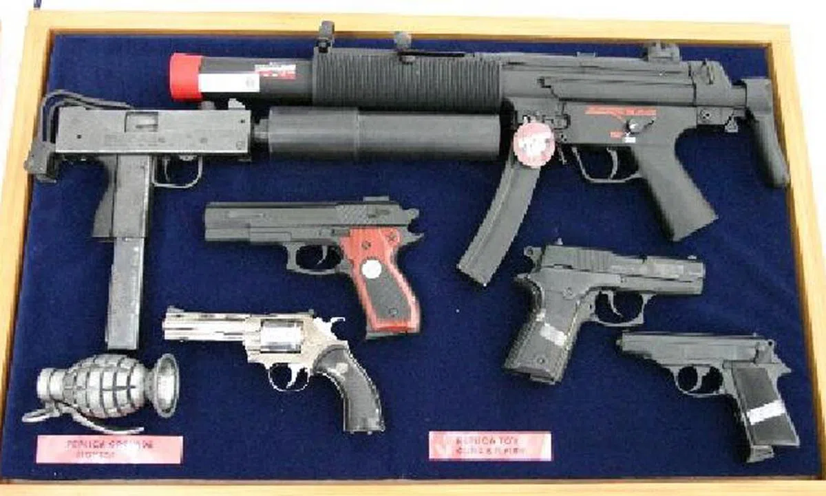  玩具枪越做越真，能以假乱真。（新加坡警察部队） 