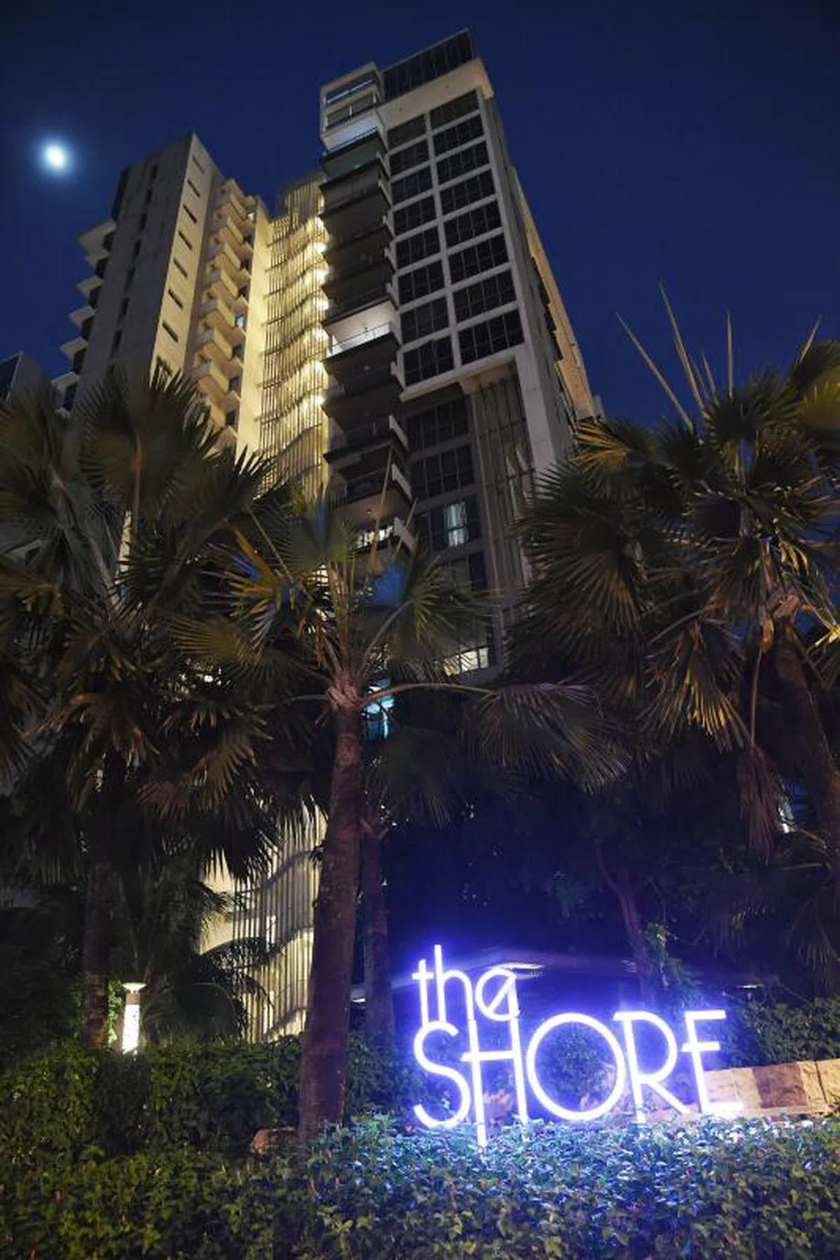  据了解，女死者居住的是位于九楼的二卧房单位，根据房屋网站，该公寓的二卧房单位目前售价介于约147万至175万元之间。（海峡时报） 