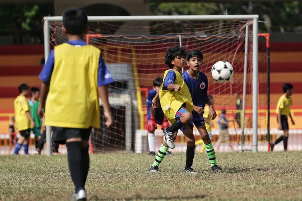  新加坡12岁以下的男生开展足球培训，追求踢球梦。（海峡时报） 