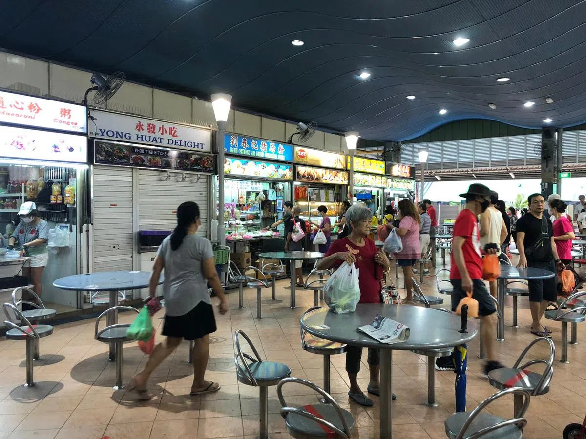  马林台（Marine Terrance）小贩中心人流大大减少。（海峡时报） 