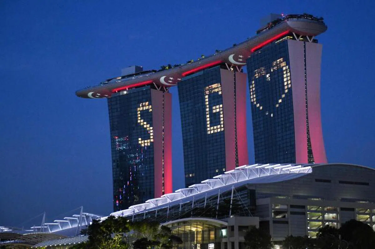  疫情期间，无人入住的滨海湾金沙在窗口亮起“SG Love”，新加坡有爱的标志，鼓励国人团结抗疫。（法新社） 