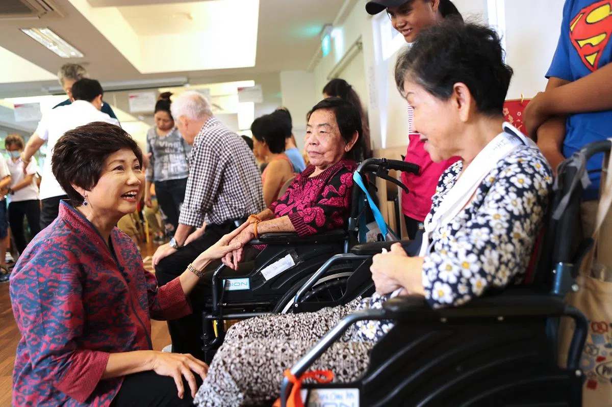 国务资政兼国家安全统筹部长张志贤的夫人周宝音（左一）在2021年10月31日病逝。照片摄于2018年，周宝音在中风康复者援助站与康复者聊天。（联合早报）
