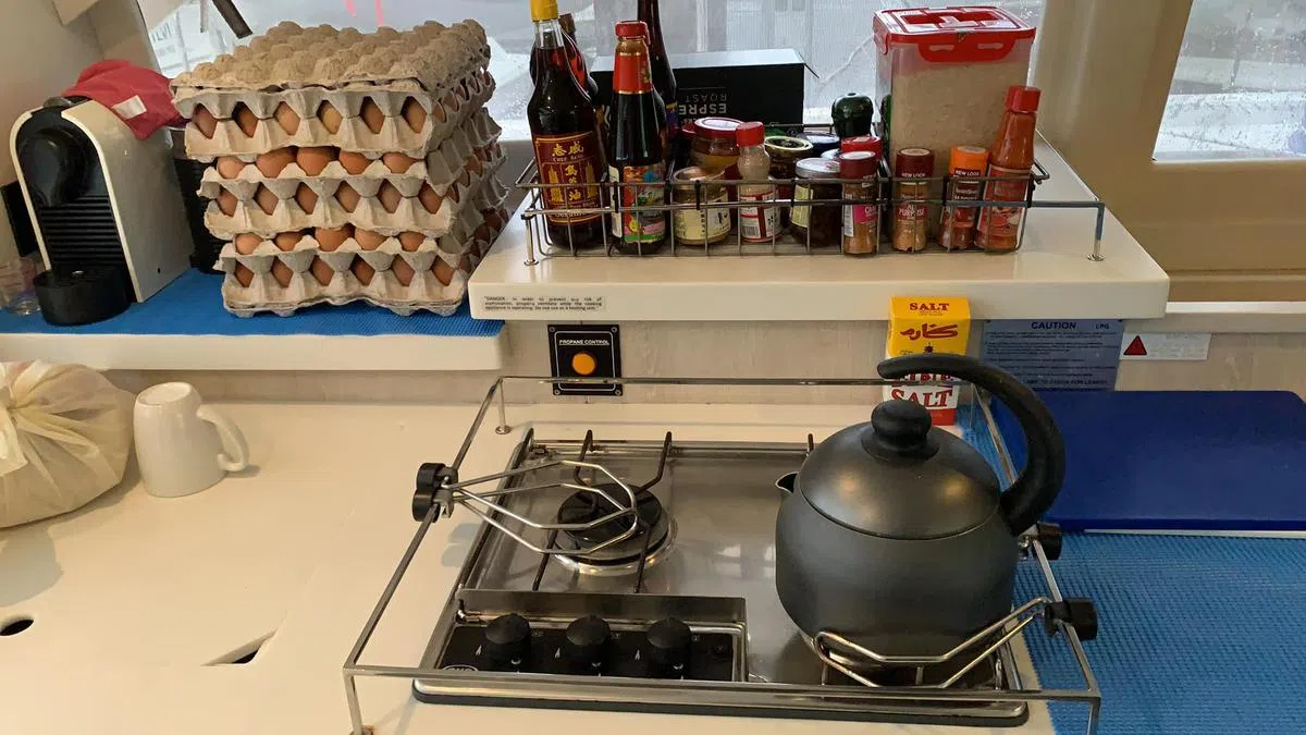 船上的厨房。（Eunice Beloved面簿）