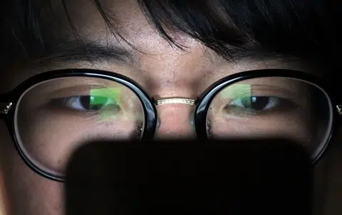 白天工作压力大，又经不起手机与科技的诱惑，越来越多人开始报复性熬夜。（新明日报）