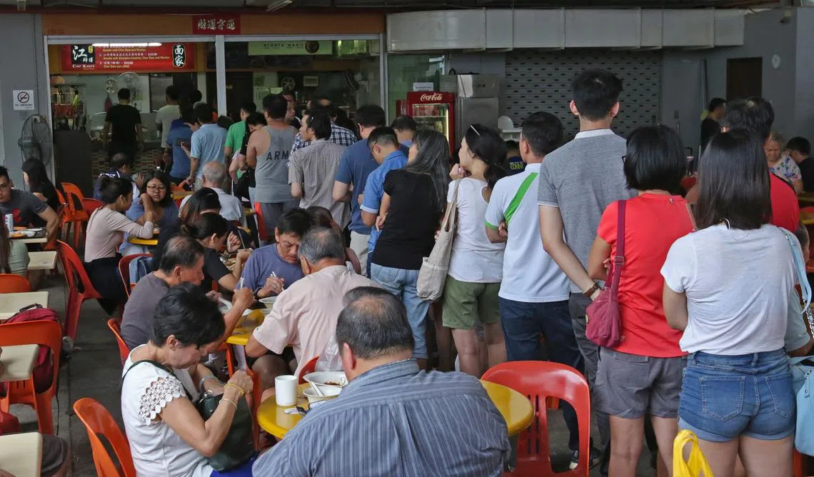新加坡食客在大巴窑Jackson Square Canteen小贩中心内，心甘情愿排上至少两小时，只为吃一碗五块钱的名牌云吞面。（新明日报）
