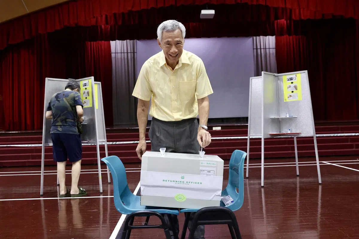 李显龙总理在早9月1日总统选举投票日上午9点半到克信女中的投票站投票。（通讯及新闻部提供）