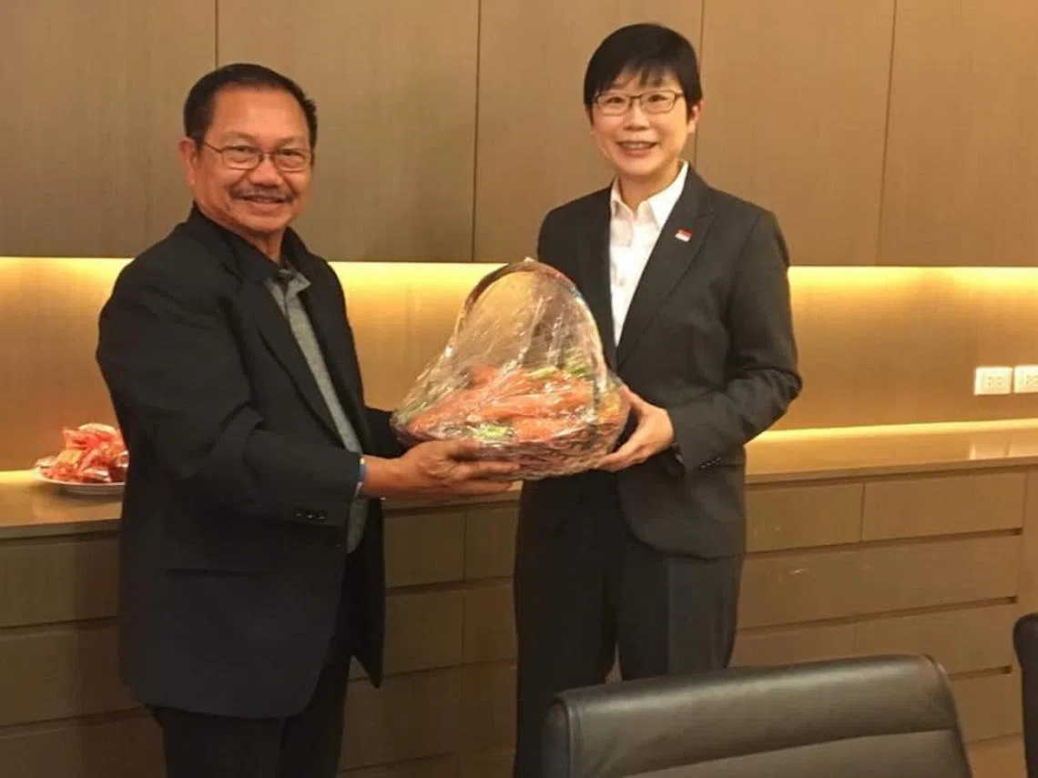 菲律宾农业部长Emmanuel F. Piñol向我国驻菲律宾大使郭丽冰展示当地的红萝卜。(取自Emmanuel F. Piñol面簿）