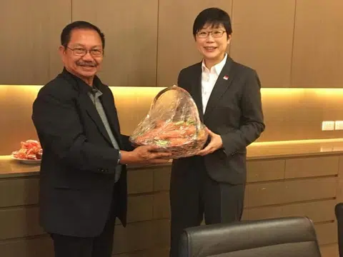 菲律宾农业部长Emmanuel F. Piñol向我国驻菲律宾大使郭丽冰展示当地的红萝卜。(取自Emmanuel F. Piñol面簿）