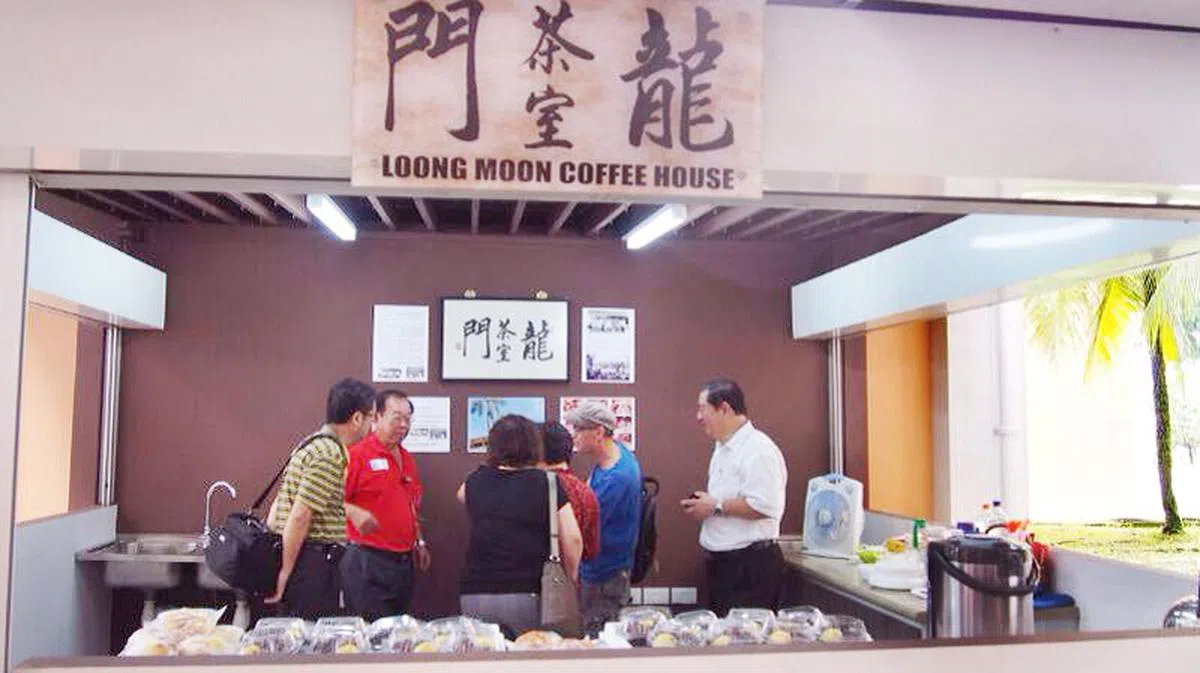  在70年代，华义中学位于玛格烈通道的校舍对面有一间小茶室，名为“龙门茶室”。华义中学2013年把在旧址对面的龙门茶室，重现于裕廊西校园内。（联合早报） 