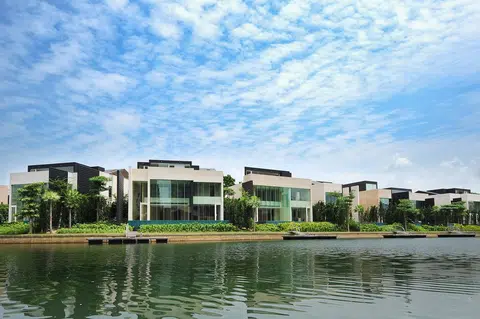 圣淘沙升涛湾（Sentosa Cove）南翼人造岛屿丽沙岛（Sandy Island）上的濒水别墅都有各自的小码头。（戴士福建筑）