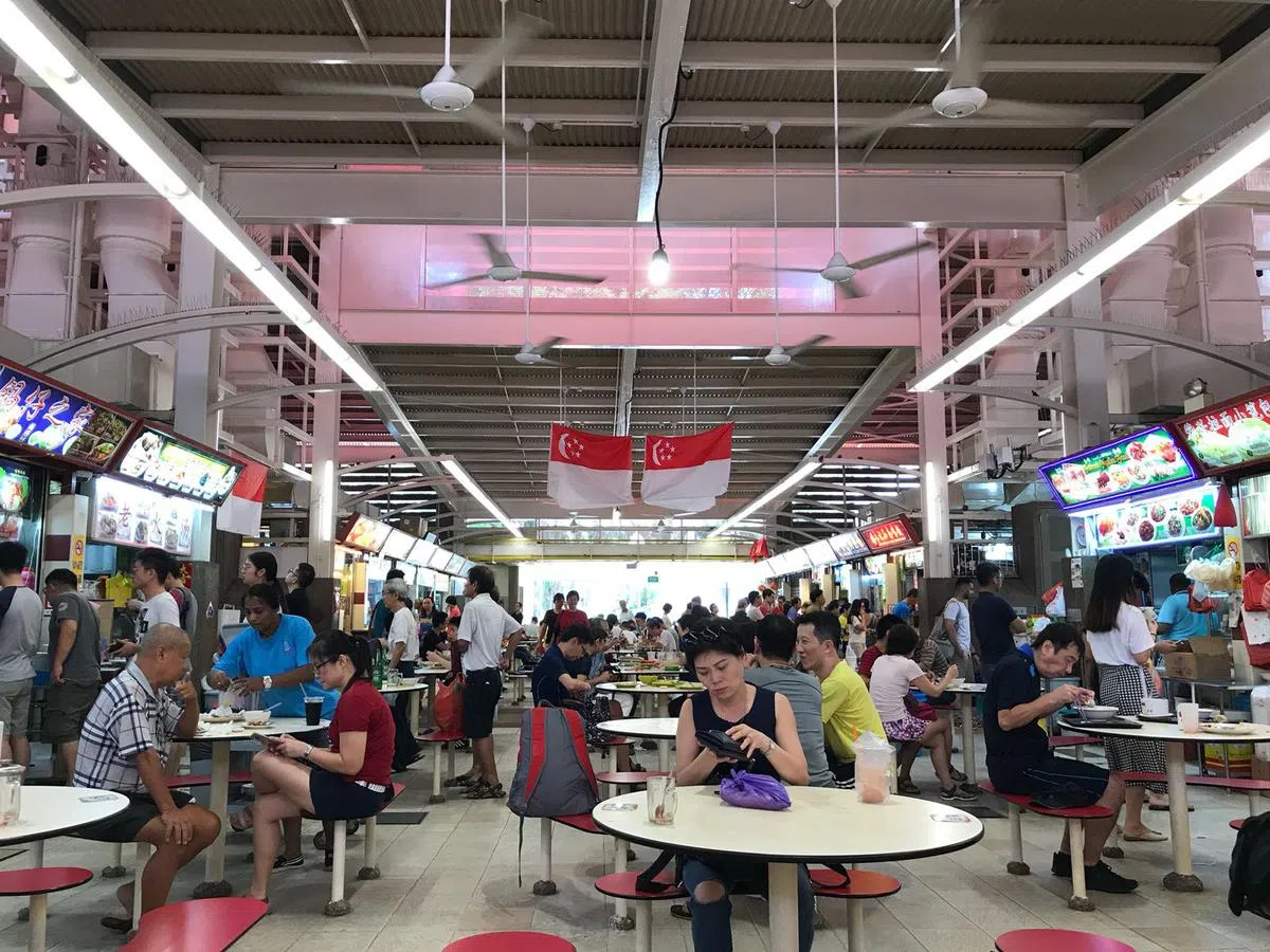  胡润心婆婆住家附近的小贩中心。（卢凌之摄） 