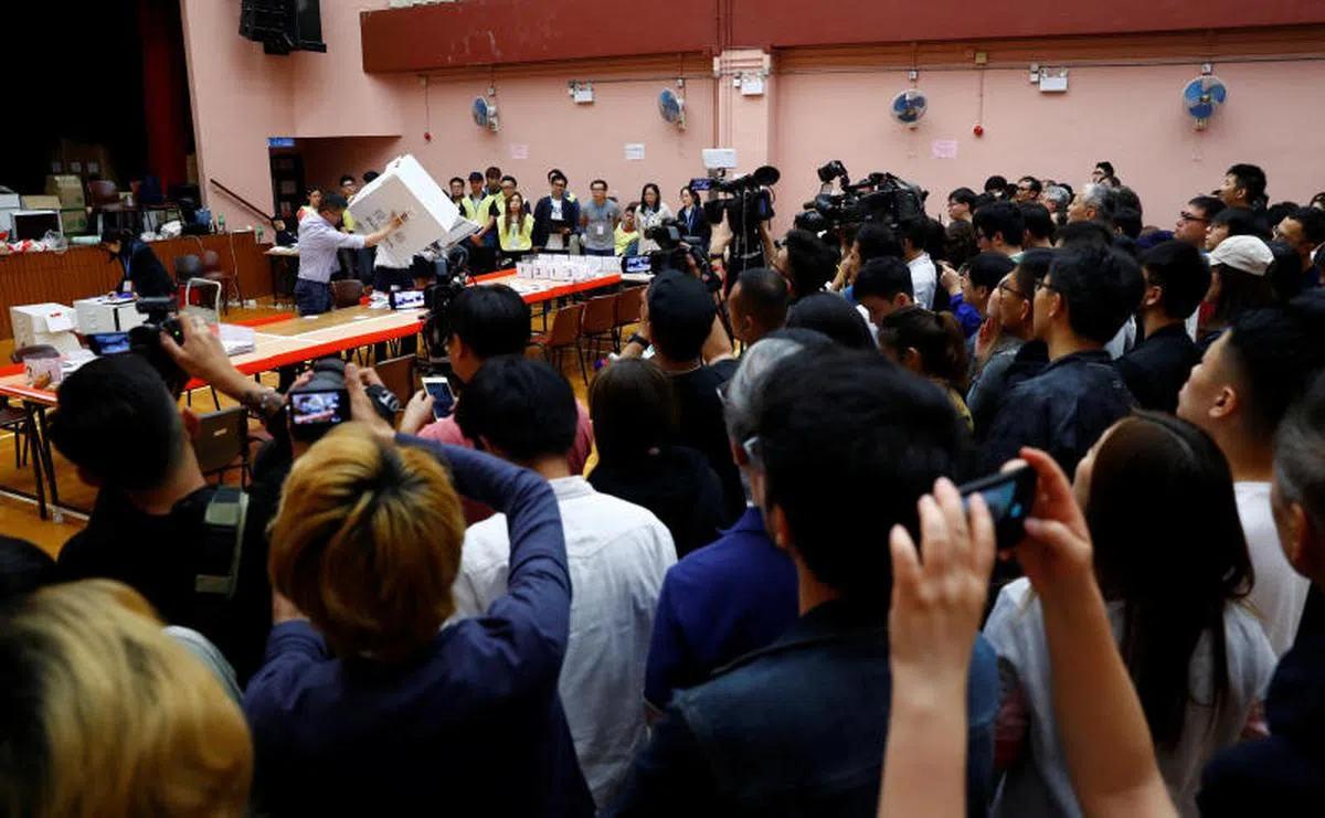  结束投票后，民众在香港海怡半岛投票所见证计票。（路透社） 