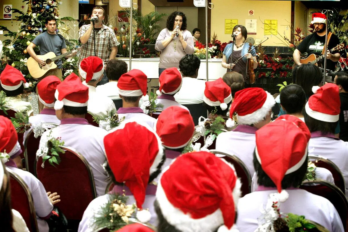 陈笃生医院在2006年的“国际志愿者日”邀请夺得格莱美奖的“铸冠乐团”（Casting Crowns）来表演回馈212名义工，感谢他们无私投入了4200个小时的志愿工作，平均每名义工付出了约20小时的志愿服务。（海峡时报）