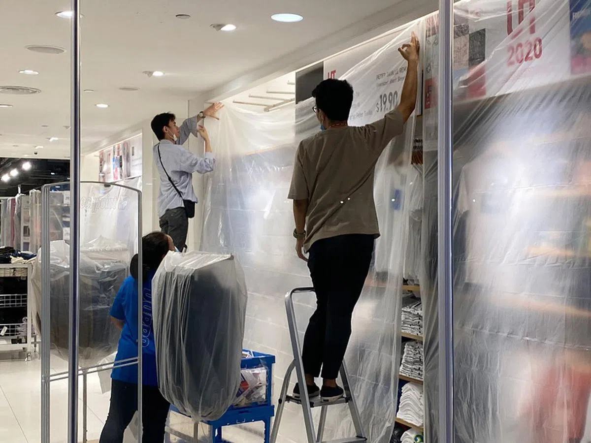  4月7日至5月4日禁闭令实施前，本地商场里的小商铺都在进行“闭店一个月”的准备工作。（海峡时报） 