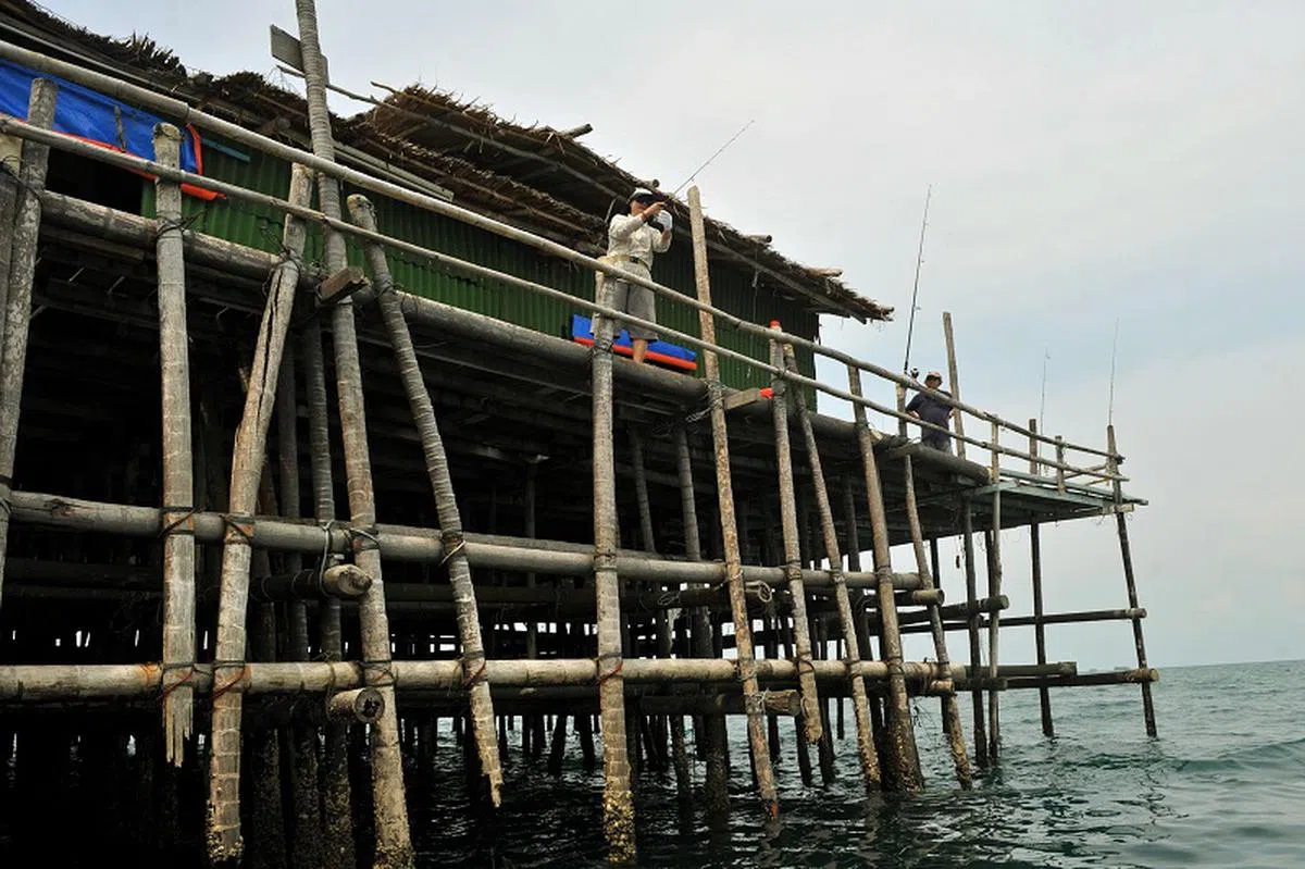  住在奎笼可以直接凭栏垂钓。（海峡时报） 