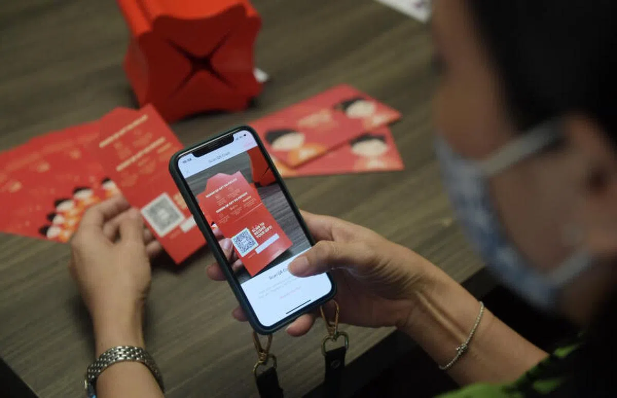 金管局鼓励民众使用电子红包。使用星展银行QR礼物（QR Gift）的用户打开手机程序扫码后，即可领到红包。（海峡时报）