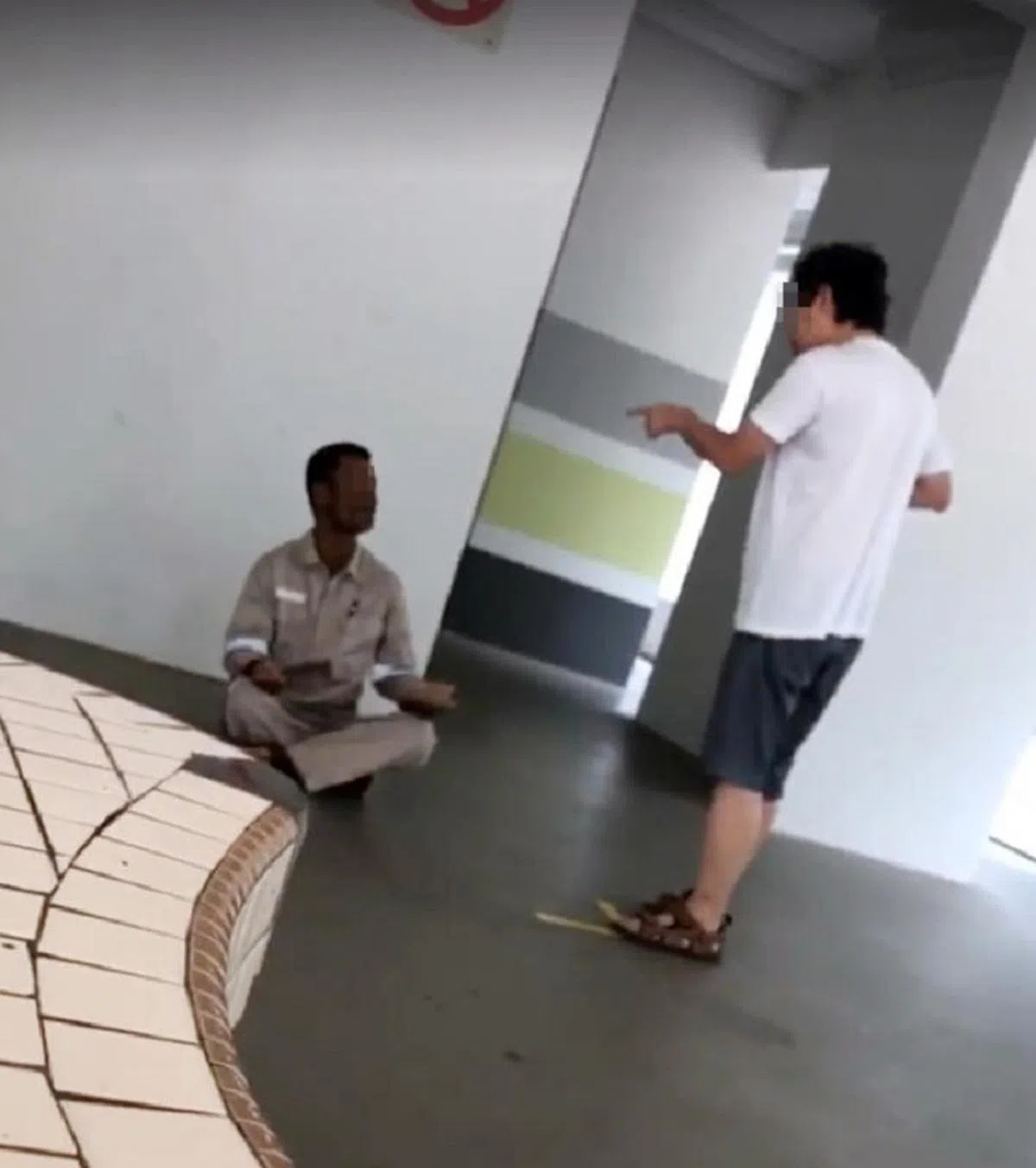  大叔对客工比手划脚大骂。（截自视频） 