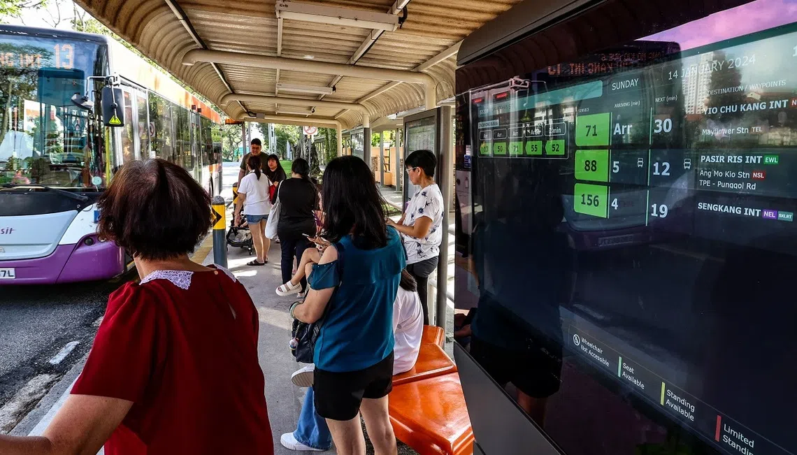 陆路交通管理局自2021年起，在全岛310个人流量高的巴士站分阶段安装新的信息显示屏。（联合早报）