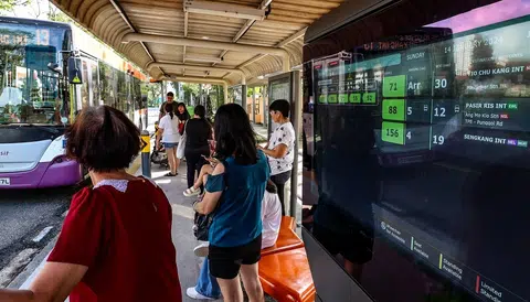 陆路交通管理局自2021年起，在全岛310个人流量高的巴士站分阶段安装新的信息显示屏。（联合早报）