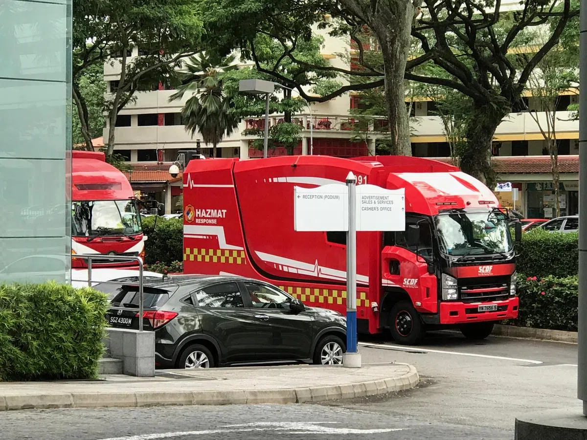  红蚂蚁读者爆料，报业中心今天下午突然出现警车、民防车、危险物质控制车等14辆车。（红蚂蚁读者提供） 
