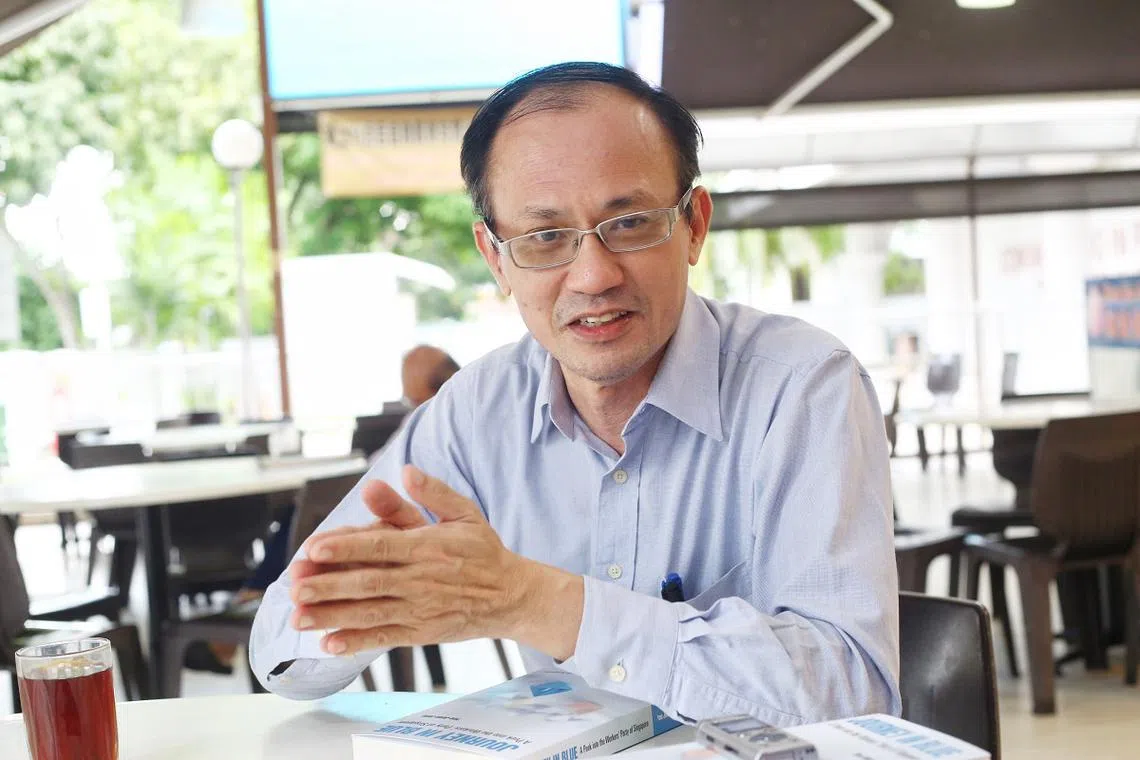 工人党前非选区议员余振忠与新书《蓝色旅途：透视新加坡工人党》（Journey in Blue - a peek into the Worker's Party of Singapore）。（联合早报）