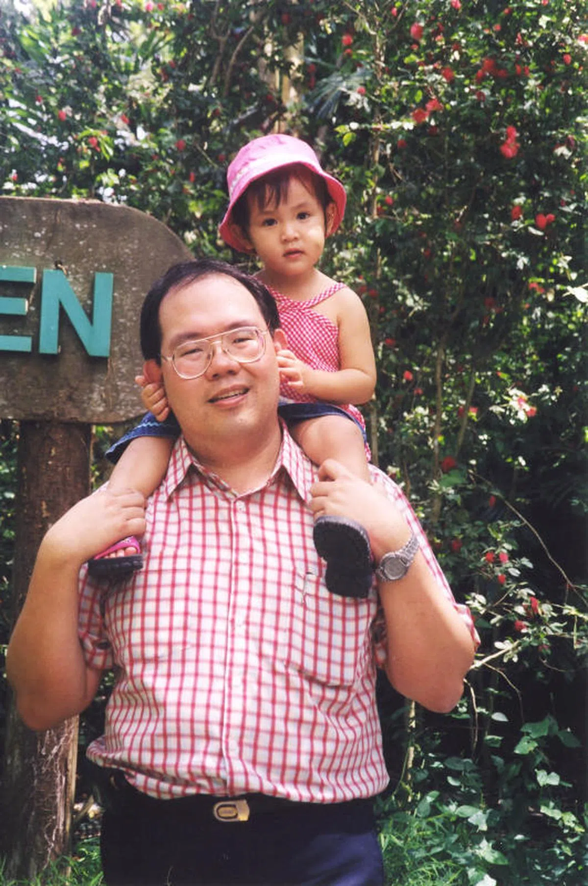  赵宗颖两岁时与父亲赵光灏医生合影。 （受访者提供） 