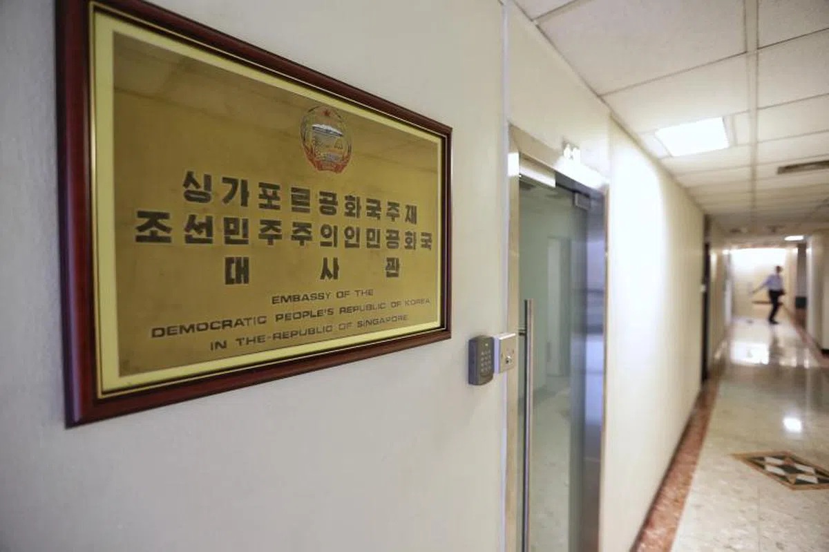  《海峡时报星期刊》报道，朝鲜驻本地大使馆位于国会大厦对面的水仙门中心（High Street Centre），平日由朝鲜驻新加坡大使金哲男和另三名职员处理每日业务。（海峡时报） 