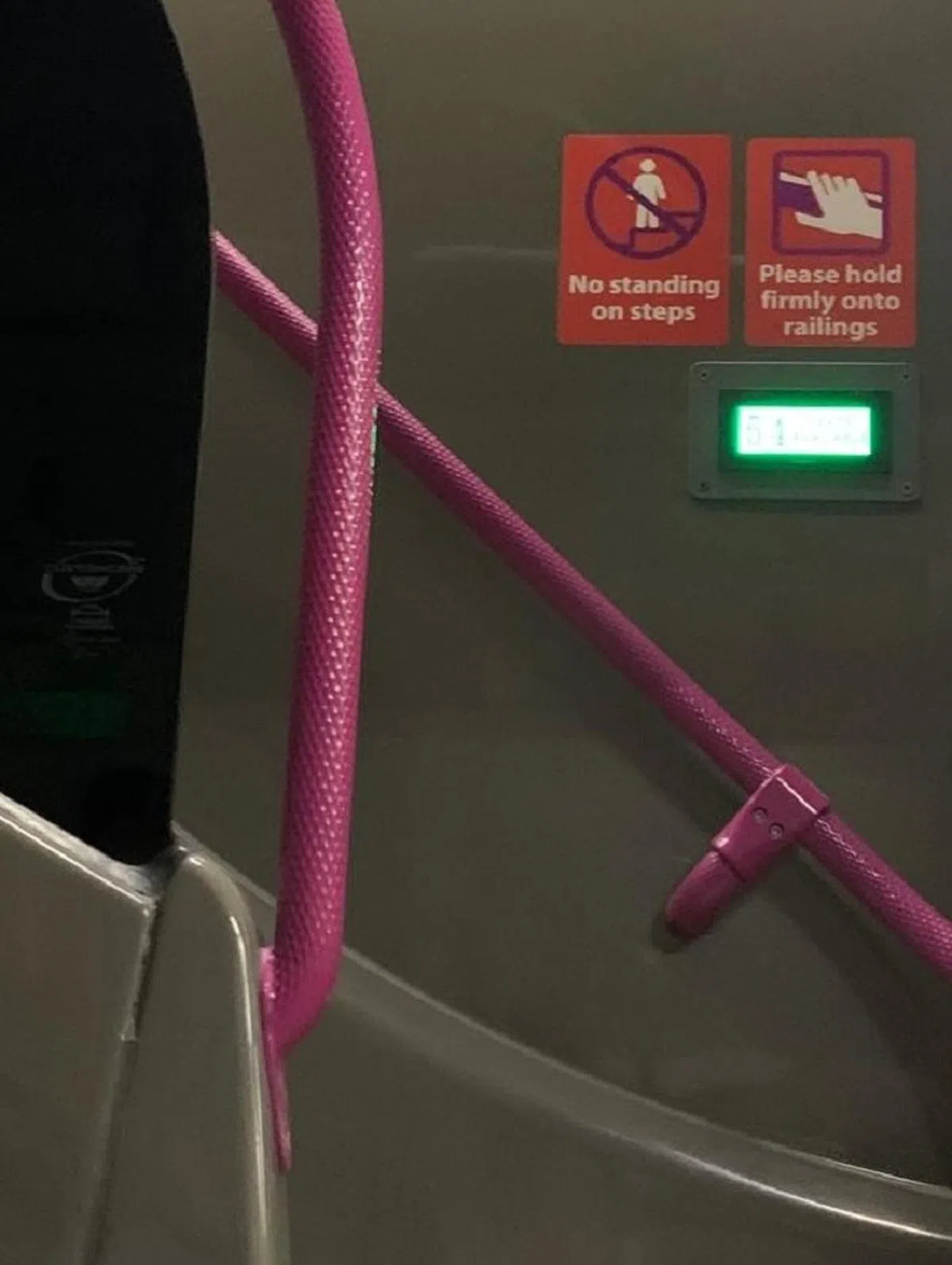 在双层巴士上，往顶层的阶梯会张贴告示，提醒乘客勿站在阶梯上，并要紧握栏杆。（红蚂蚁摄）