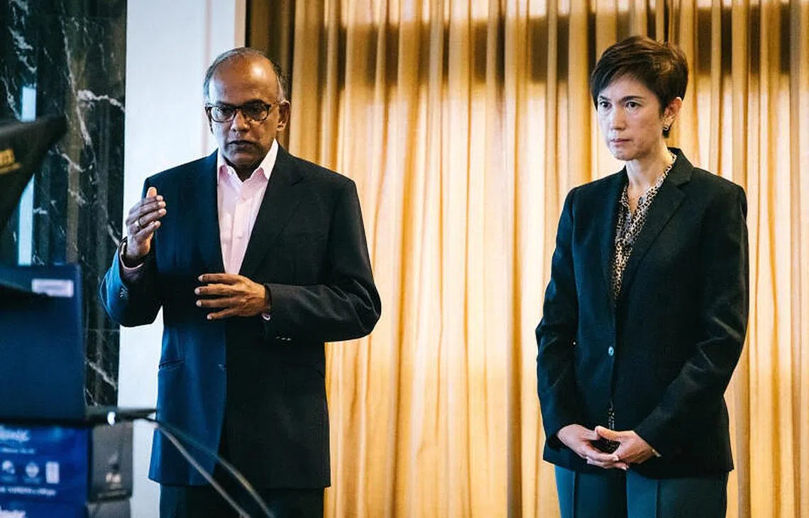 内政部长兼律政部长尚穆根（左）今早（25日）和人力部长兼内政部第二部长杨莉明透过视讯接受本地媒体采访，针对备受关注的骇人虐佣命案发表讲话。（内政部）