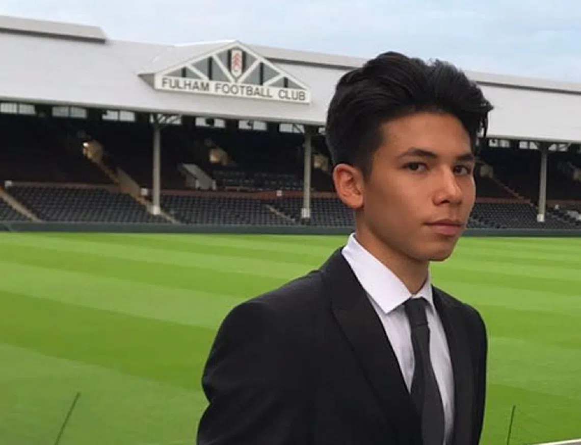 17岁的戴维斯与英格兰超级足球联赛的富勒姆球会签订职业球员合同。（富勒姆球会）