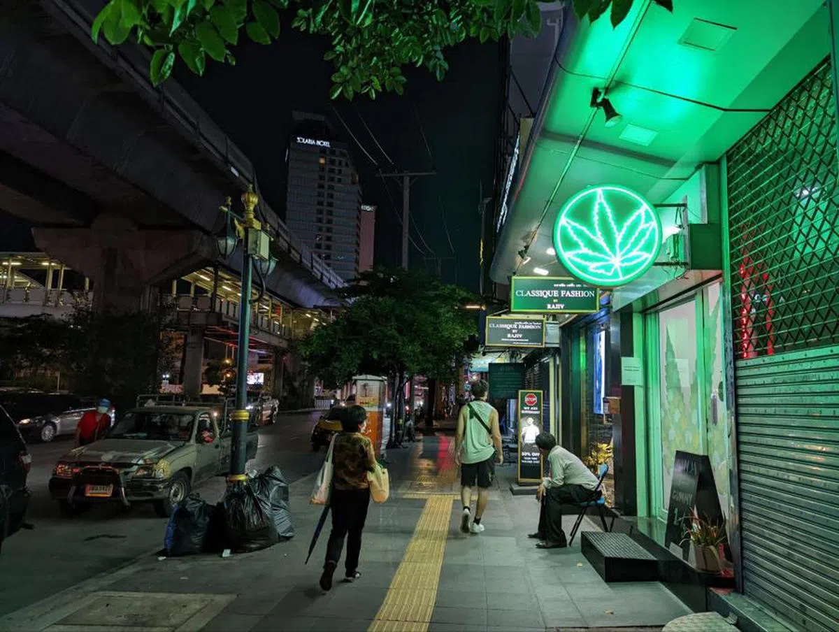 泰国街上的大麻“咖啡座”。（海峡时报）