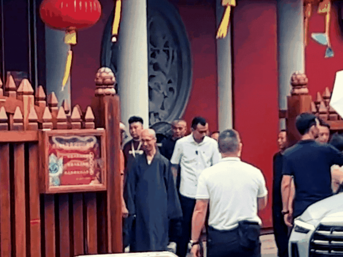 尚达曼总统与夫人珍一藤木在开元寺大和尚的陪同下离开。（互联网)