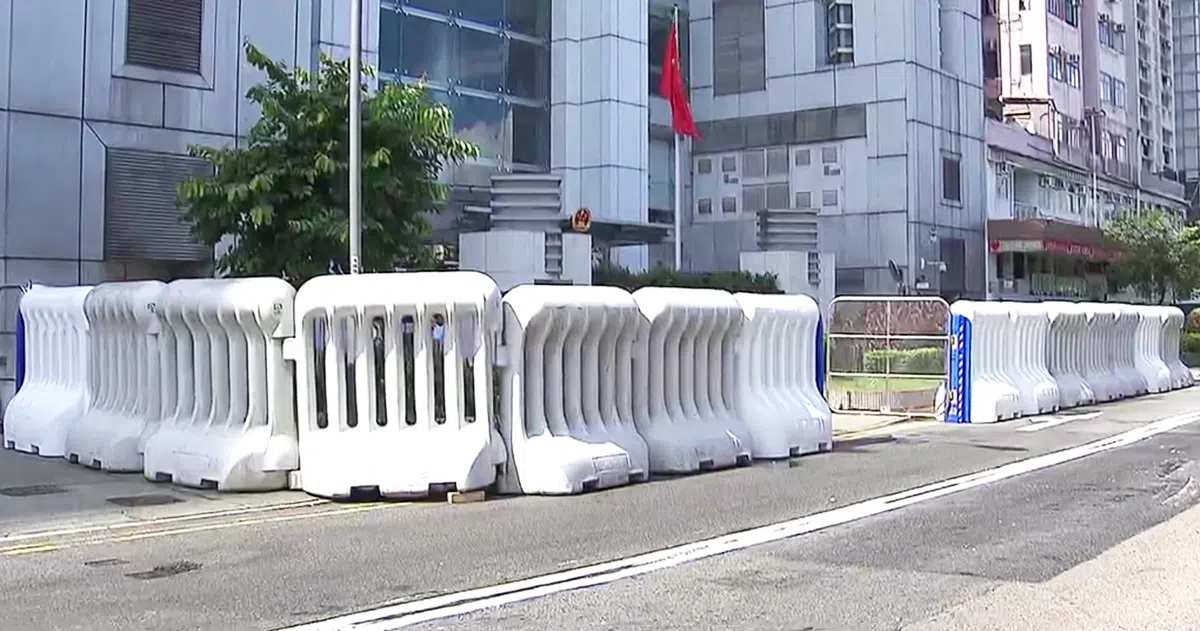  香港中联办外围已筑起防线。（无线电视画面截图） 
