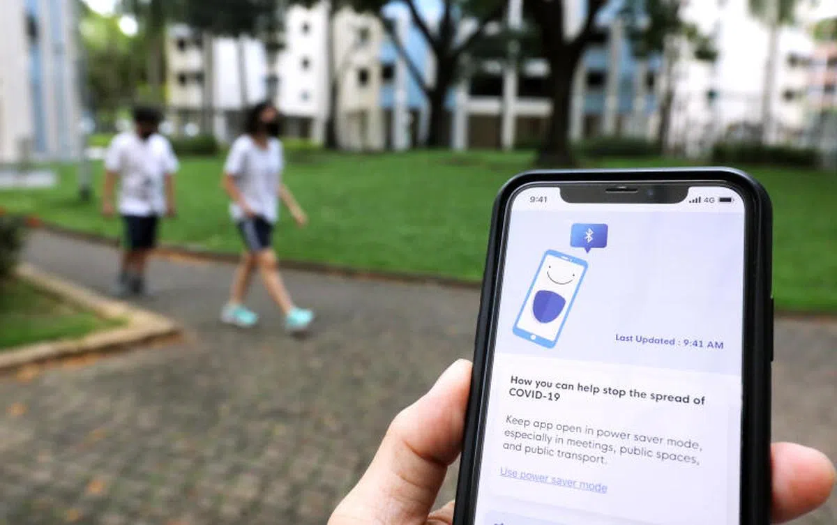  “合力追踪”手机应用可以追查冠病确诊患者过去两个星期的“接触史”，更精准地找出病患到过什么地方，跟什么认识或是周围不认识的人接触过。（联合早报） 