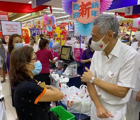 李显龙总理（右）说，我国至今已有25万人接种首剂疫苗，并且开始为70岁以上的年长者接种。只要疫苗如期运抵，就能在今年内为所有居民提供疫苗。总理日前已经完成了第二剂冠病疫苗的接种。（李显龙总理面簿）