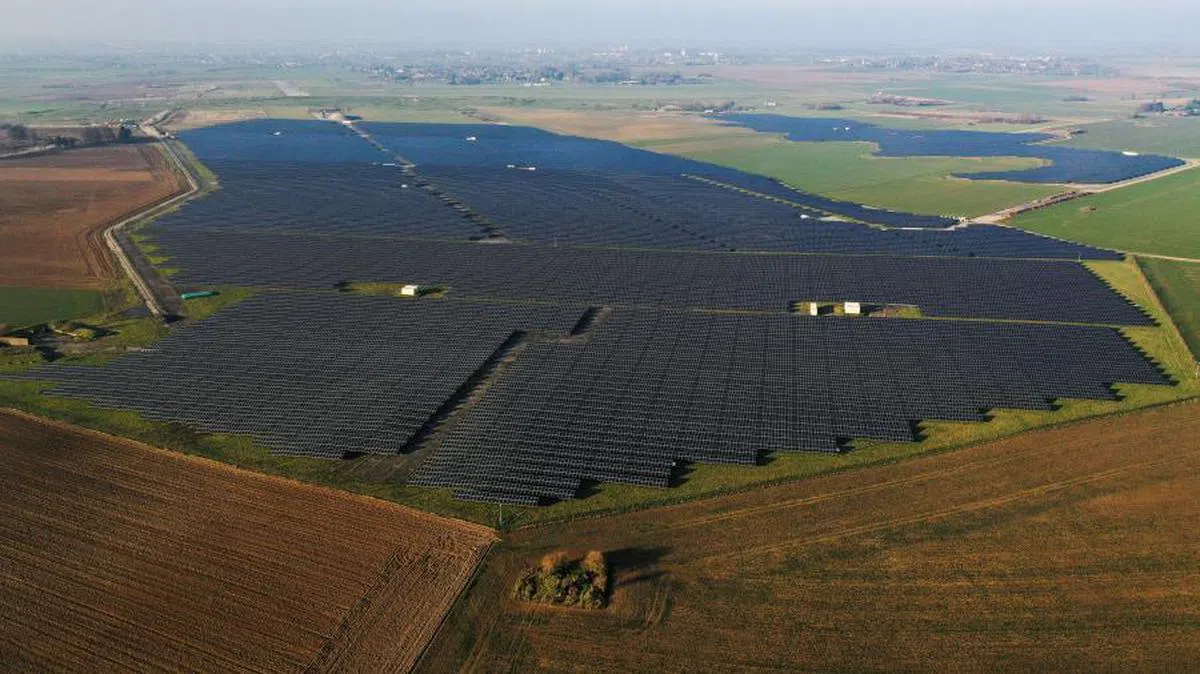 位于法国康布雷（Cambrai）的一处太阳能发电站。（路透社）