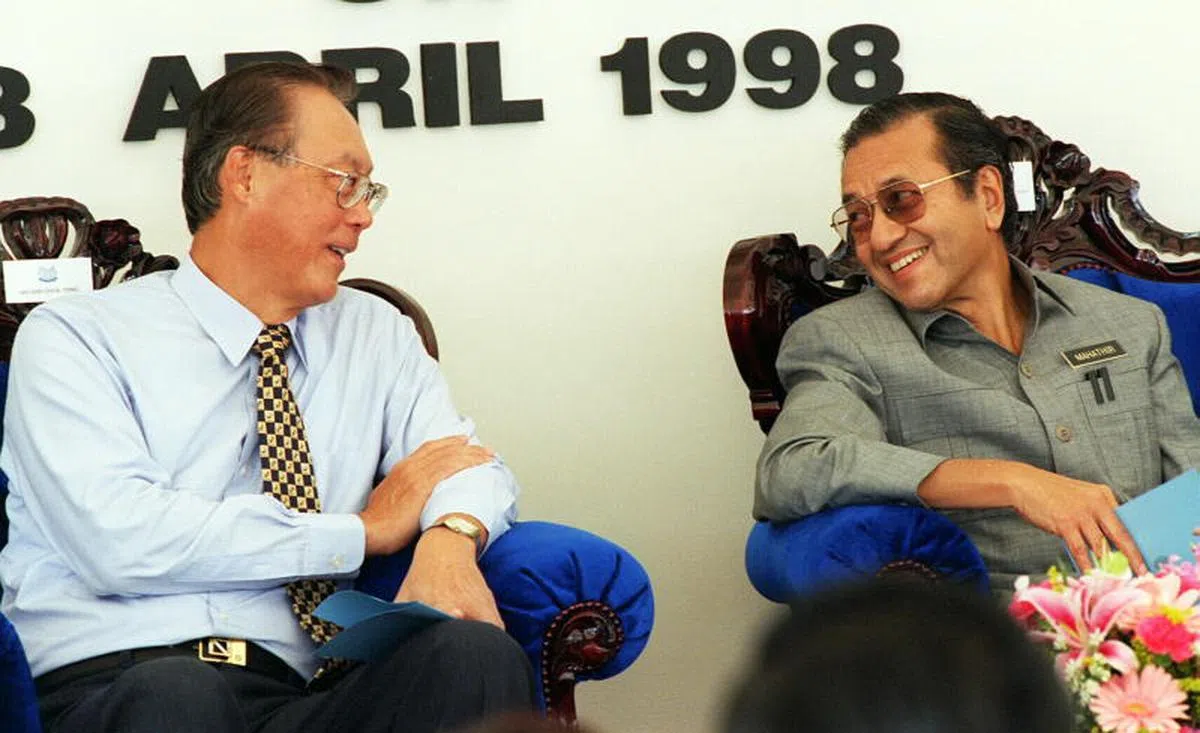  1998年大士第二关卡启用，时任总理的吴作栋与马国首相马哈迪在开幕式碰面。（海峡时报） 