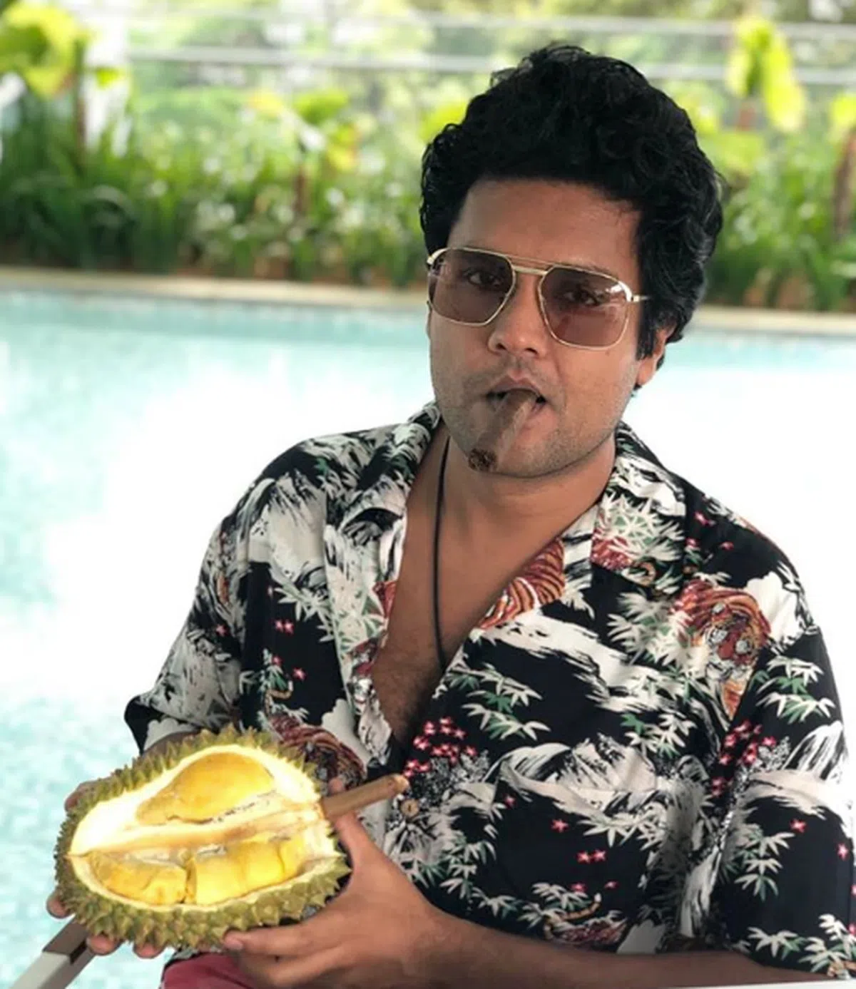  红蚂蚁不明白“性感”和“帅哥”在这张照片的哪里？？ 