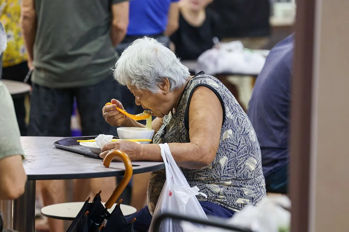 为了让老顾客或收入不高的顾客能继续享用便宜又好吃的食物，一些摊主选择不涨价。（联合早报）