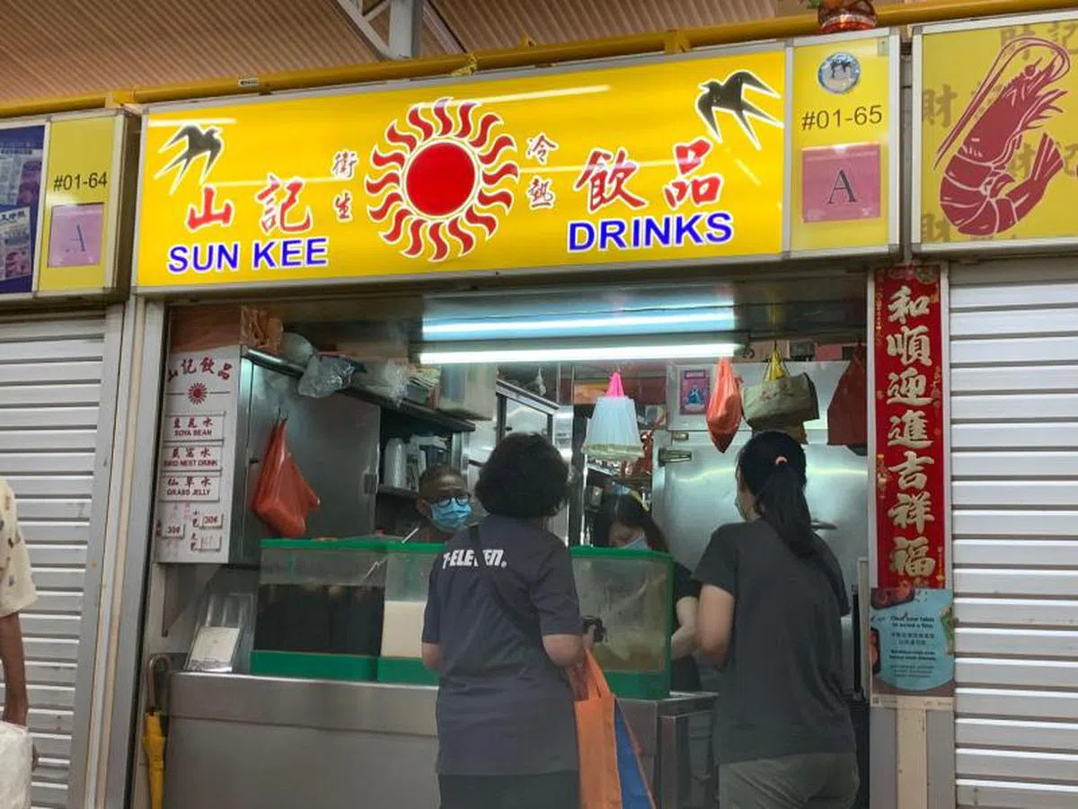 山记的档口一早开门前，就已经有人排队。（叶孝忠摄）