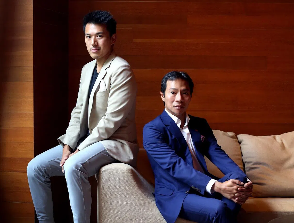 罗尔伟（右）与堂弟罗弥伦2008年到中国创业成立投资公司，市值至今已达到54亿新元，旗下的美容业子公司更是在2016年获得安永复旦中国最具潜力企业奖，成为第一个获此殊荣的新加坡公司。（联合早报） 