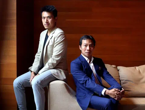 罗尔伟（右）与堂弟罗弥伦2008年到中国创业成立投资公司，市值至今已达到54亿新元，旗下的美容业子公司更是在2016年获得安永复旦中国最具潜力企业奖，成为第一个获此殊荣的新加坡公司。（联合早报） 