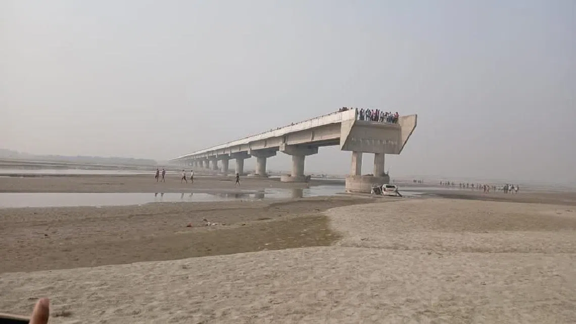 印度三名男子被谷歌地图引导上一座断桥，车子最终坠入桥下的河，三人当场丧命。（取自X)